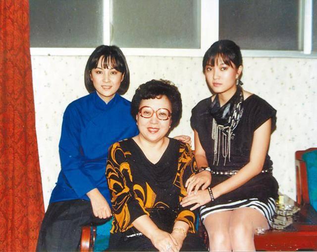 图一甄珍和她母亲合影，图三是老了的甄珍，她们母女俩老了还是有点像，不过甄珍母亲更