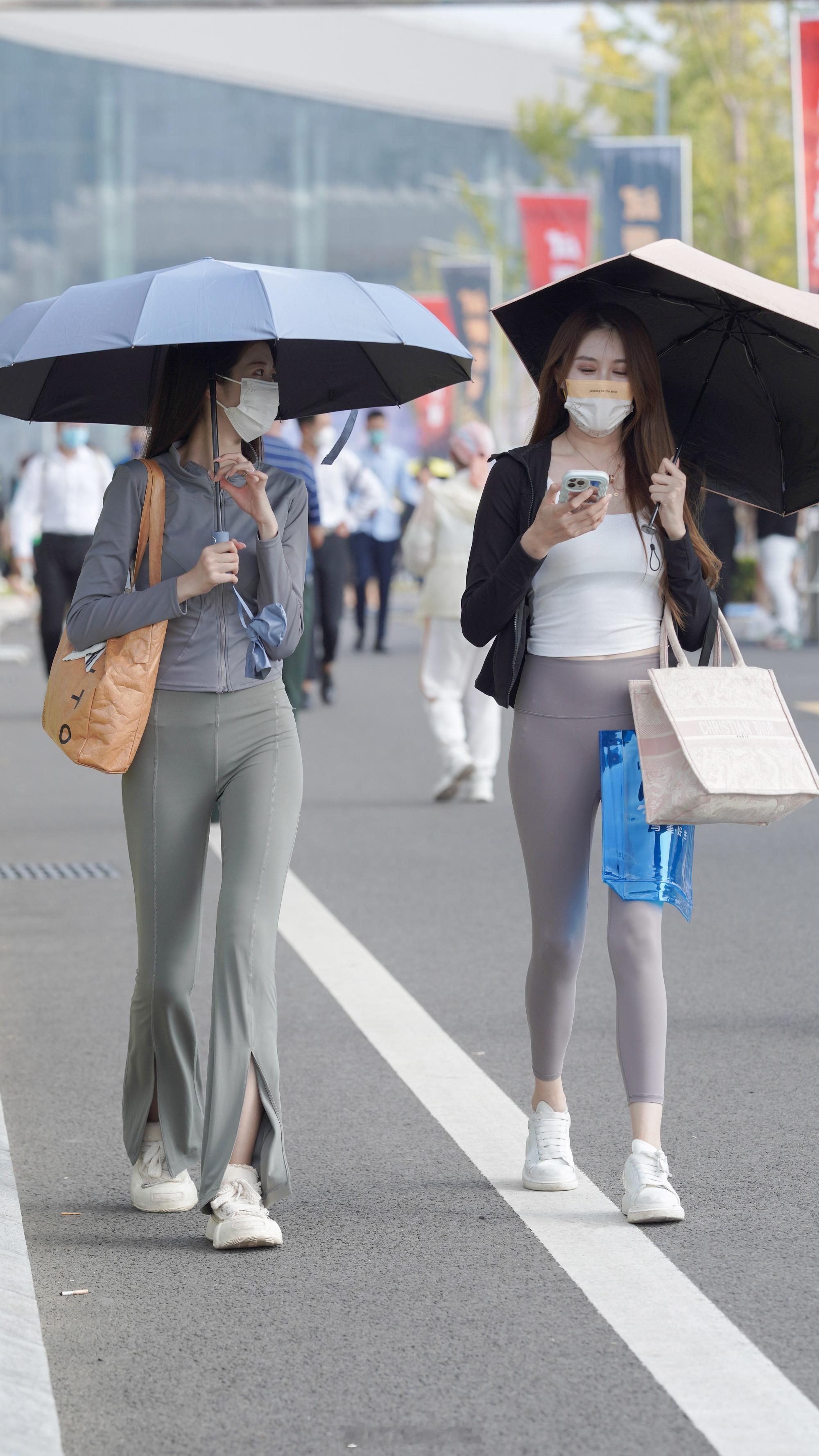 全白运动鞋+紧身裤=夏天的舒适天花板？7557街拍我的摄影日记街拍穿搭时尚