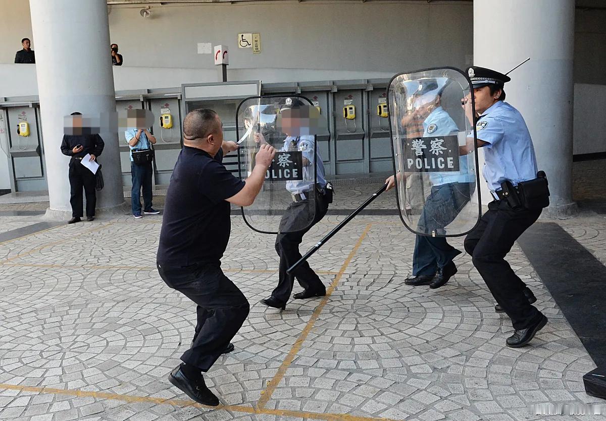 危急时刻，司机撞倒歹徒[赞]据网上视频显示，11月12日，河南郑州，中国农业银