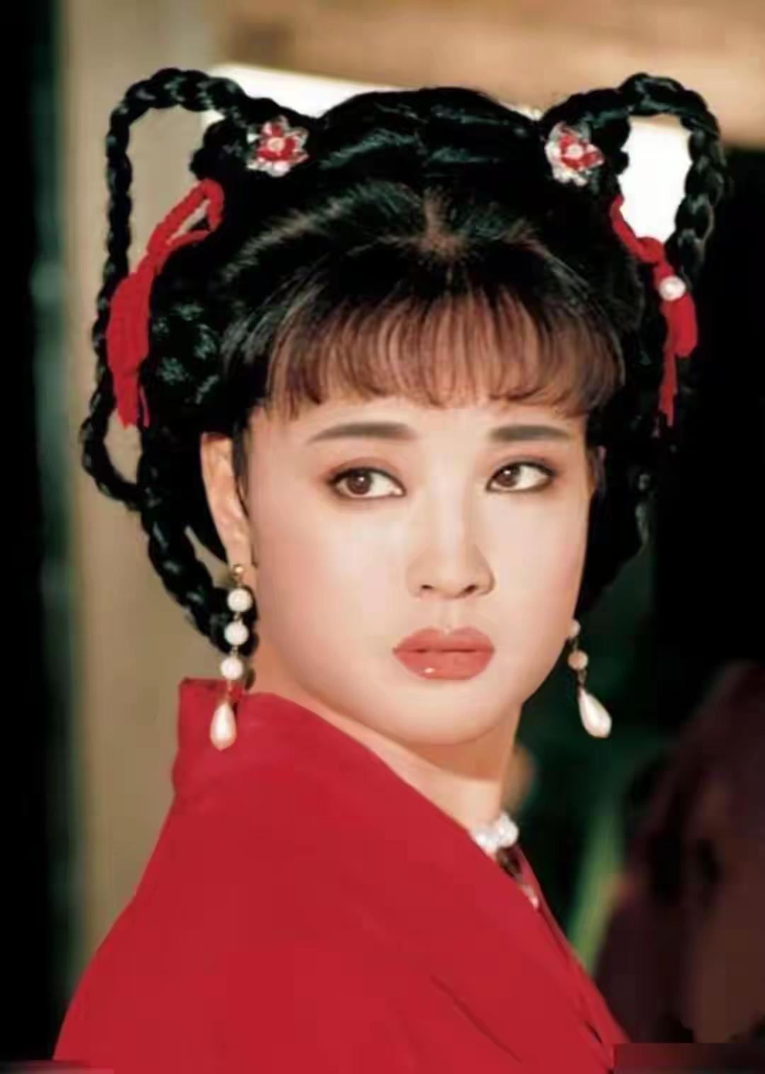 75岁的刘晓庆在香港街头溜达，愣是让路人看直了眼——这哪是大半辈子的人啊，活脱脱