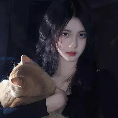 黑发红唇少女，温柔怀抱猫咪，氛围感十足。猫系少女照猫系美女甜系萌猫少女甜系