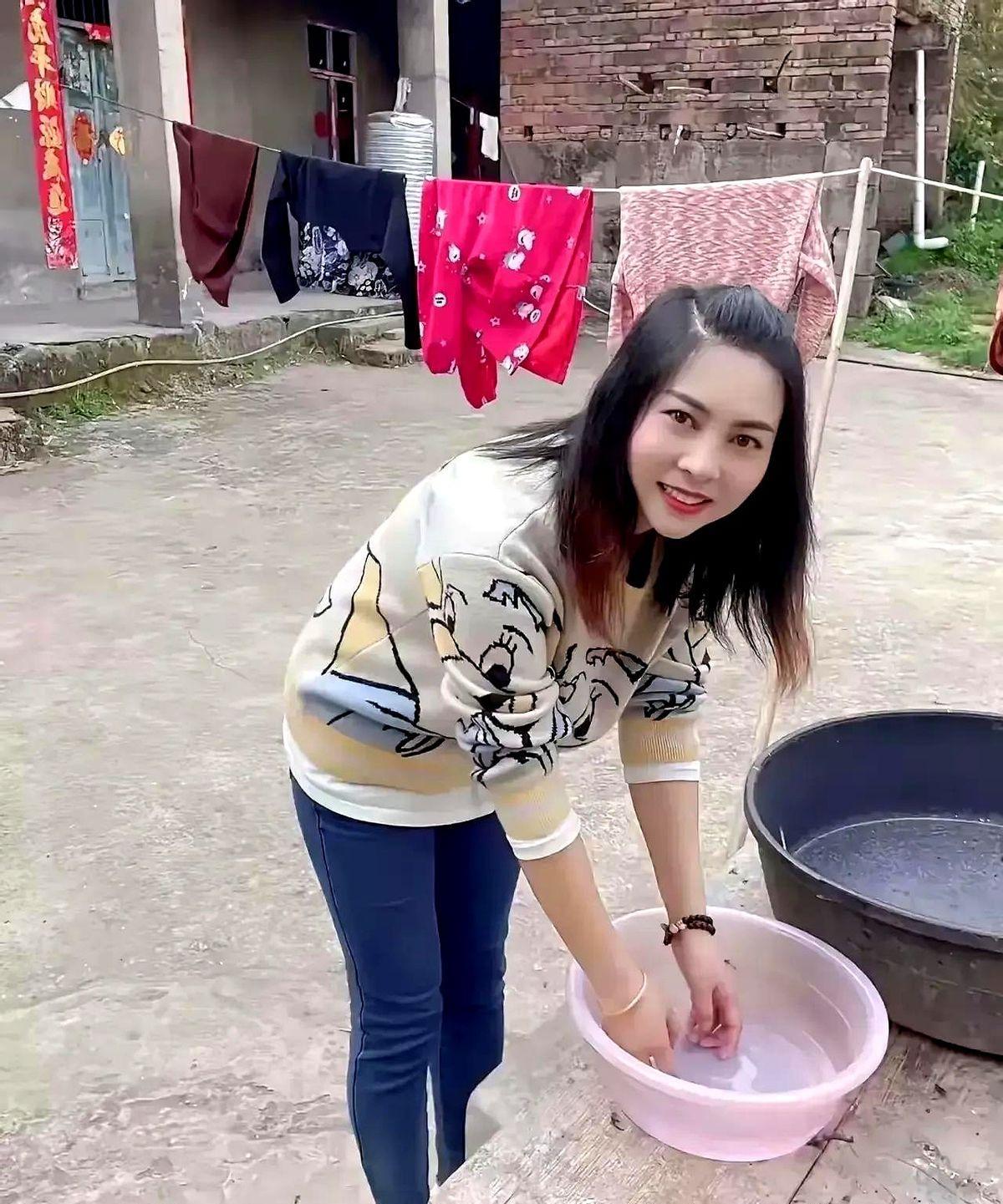 小时候我和我哥打架，我爸坐边上看着。打完了，爸问：谁赢了？我哥说：我赢了！
