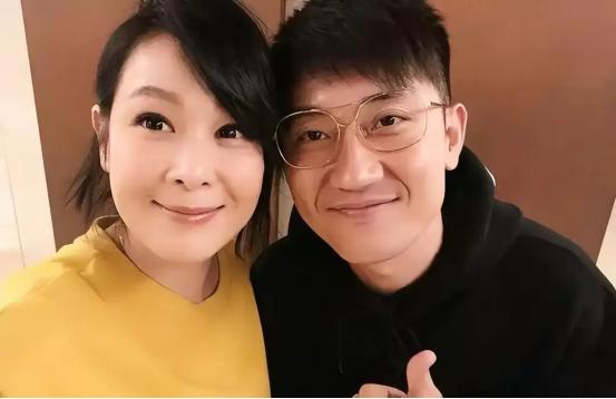 2011年，刘若英嫁给了身家68亿的富商钟小江，婚前刘若英约法三章：可以同居但必