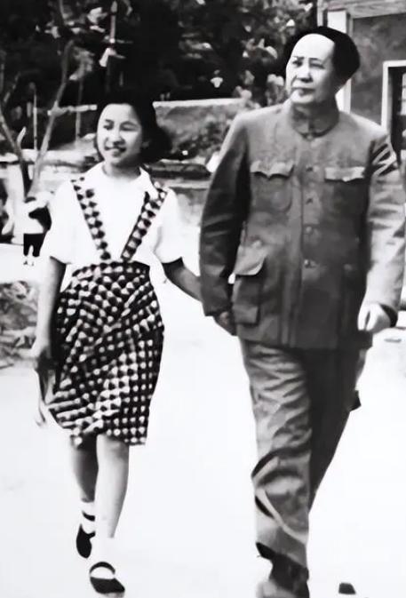 毛主席逝世后，每逢毛主席的生日，一个穿着破烂的妇人都会排队进入毛泽东纪念堂，直