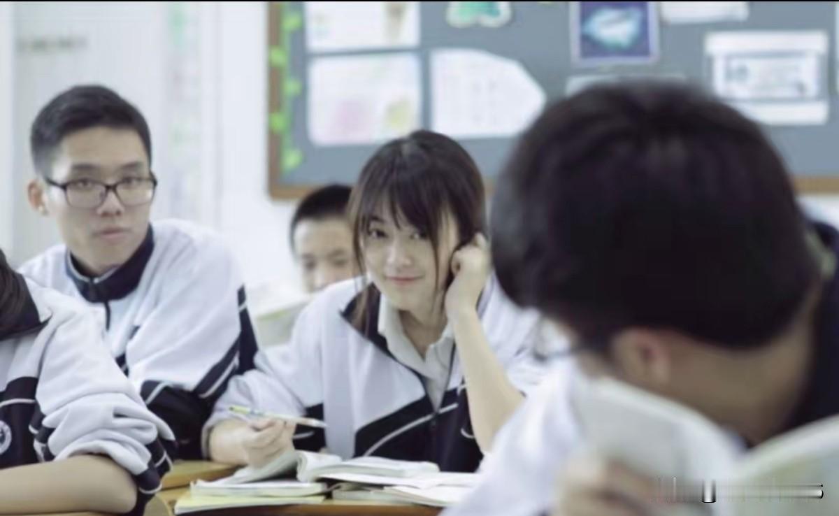 今天我上物理课，我提出一个问题，让一个女生站起来回答。其实这个女生成绩很优秀，可