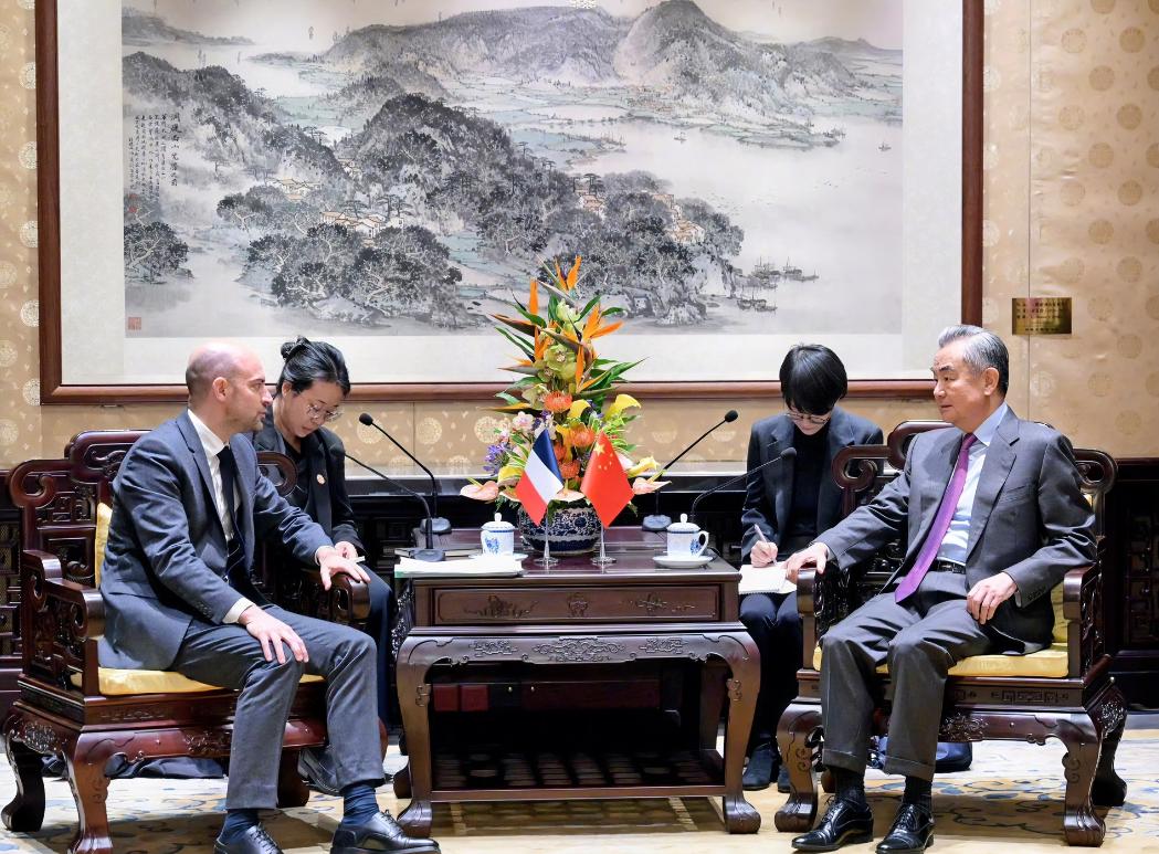 中国和法国谈妥了12月3日，外交部长王毅在北京会见法国外长巴罗，而后者也是跟随