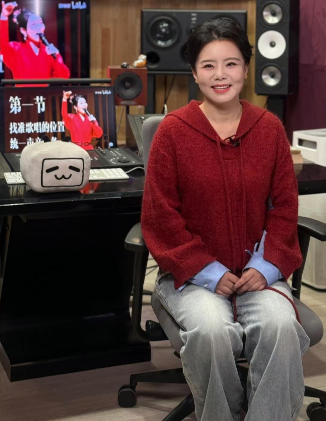 看了龚琳娜的红色穿搭，我发现低调的红色很适合上了年纪的女人……像龚琳娜身上穿