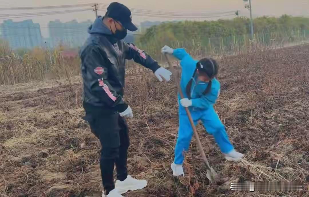 汪峰和女儿醒醒在地里干活，没想到醒醒这么接地气，一点都不矫情，穿得也很低调。