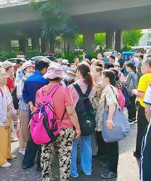 今天是7月24日，这里是山东济南劳务市场，凌晨5点多，马路边，高架桥下打工人已经
