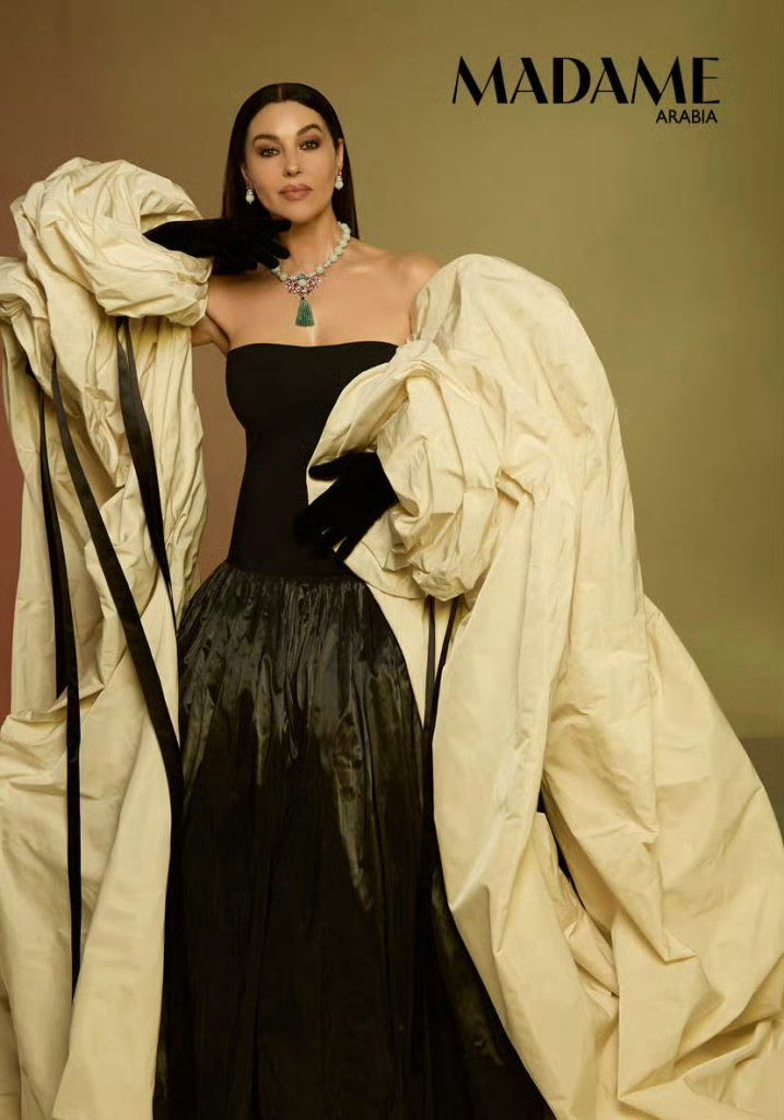 MonicaBellucci身穿Coperni2025春夏系列抹胸拼接裙装，