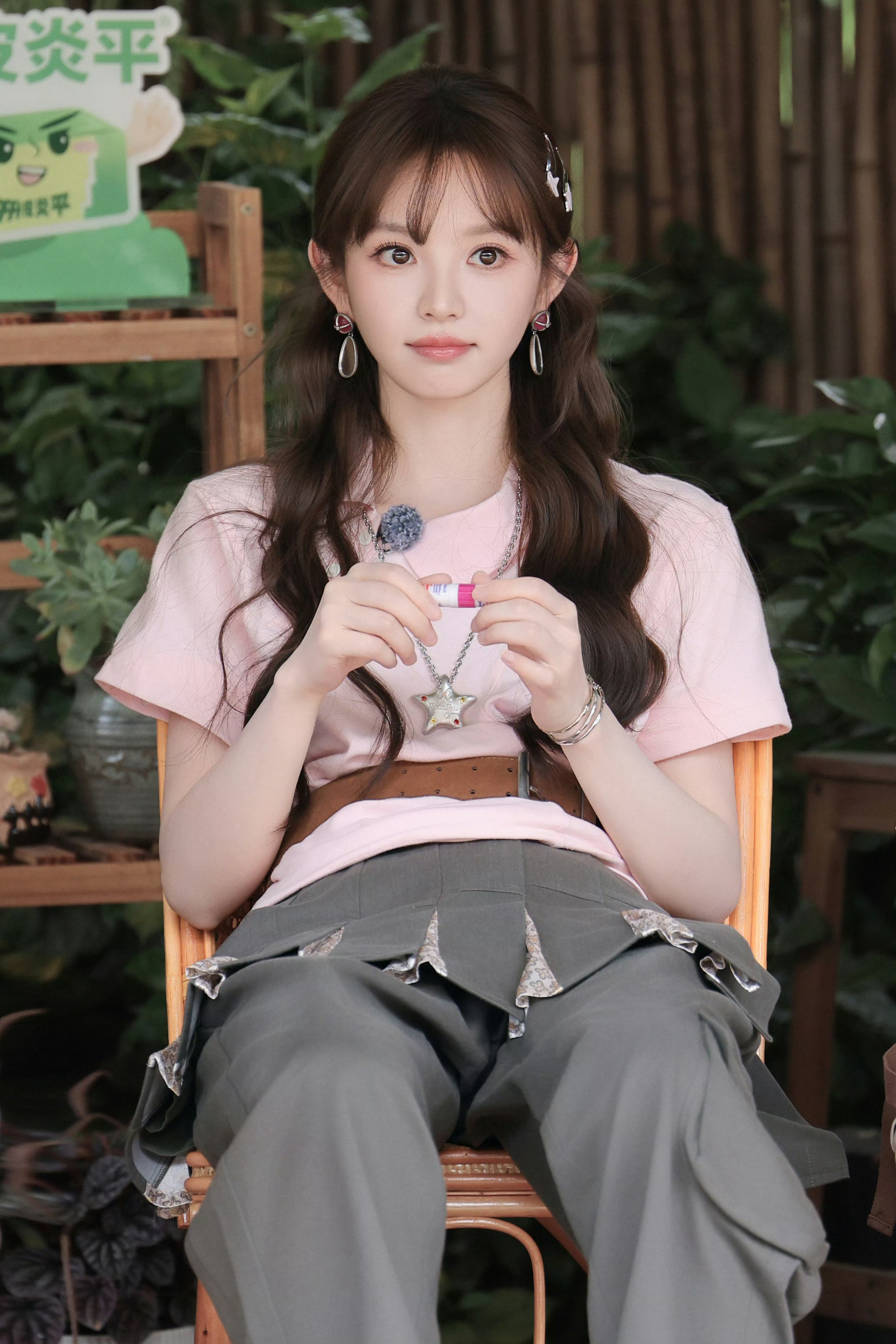 田曦薇送上可爱暴击忙忙碌碌寻宝藏这个田曦薇就这样顶着一张甜妹脸库库解密过关，所有