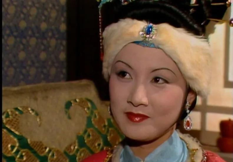 王熙凤最失态的一次，不是骂人，是听见一个名字。八七版《红楼梦》“刘姥姥一进荣国