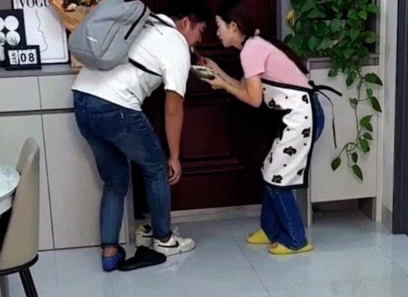 再苦再累都值了！安徽，男子一大早为了赶上班，连口早饭都没顾得上吃就要出门