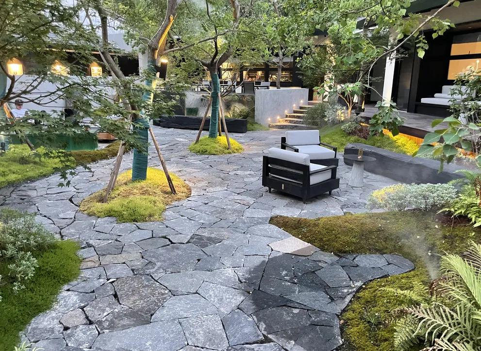 最近山东烟台不少小区都闹起了纠纷，核心就是一楼业主私自扩建院子，有的占了公共地，