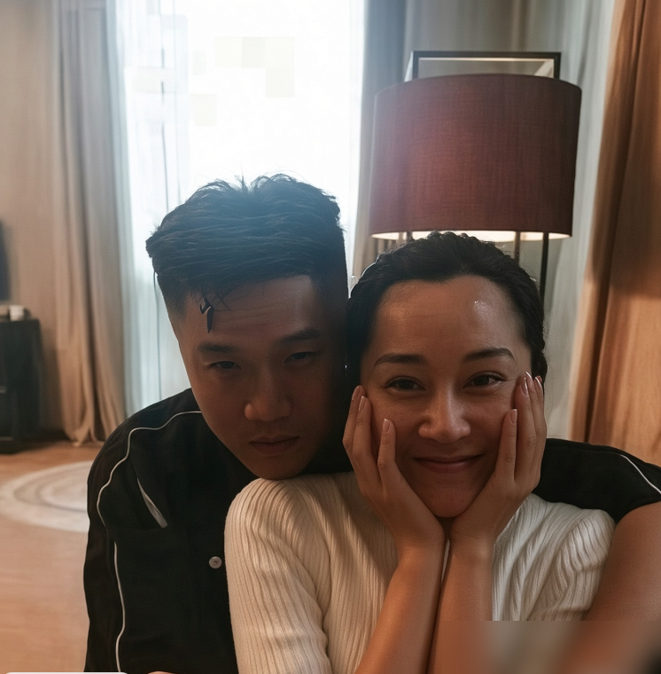 57岁的许晴，喝到满脸通红，搂着男友人笑得像个小姑娘。照片一出，评论区又炸了。有人翻旧账：王志文、刘