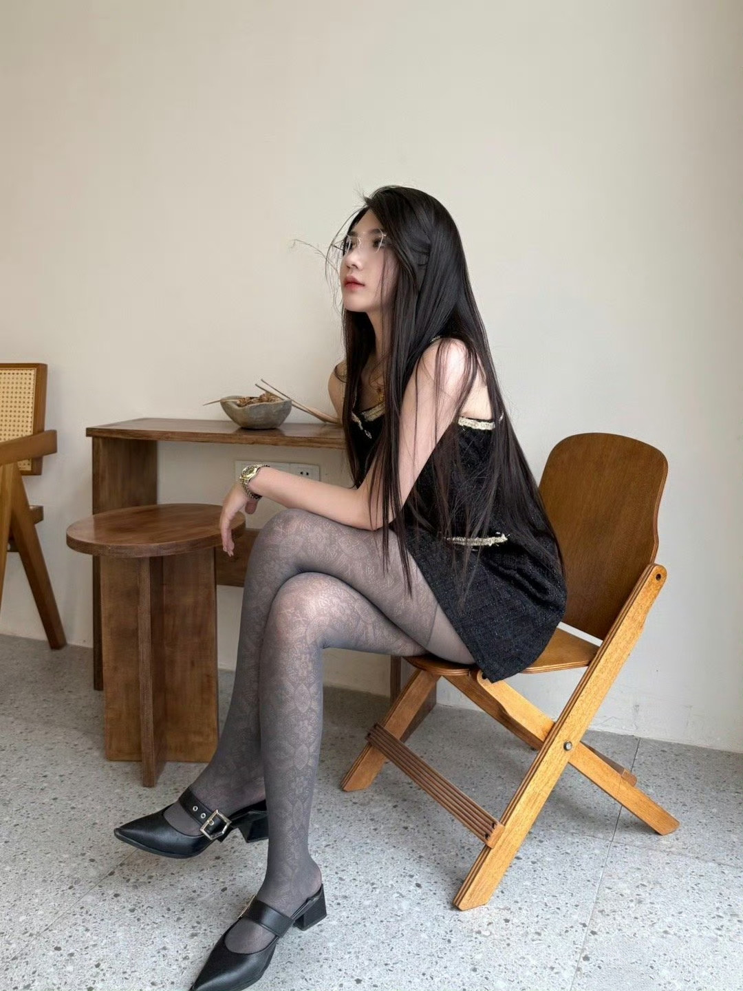 这样的丝袜很另类，不过美女穿着也好看！