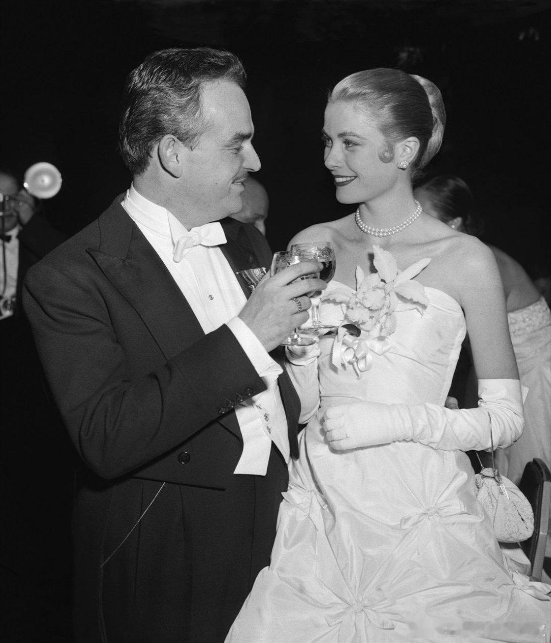 老照片1956年，摩纳哥亲王雷尼尔三世和美国好莱坞女星格蕾丝·凯利宣布订婚的翌