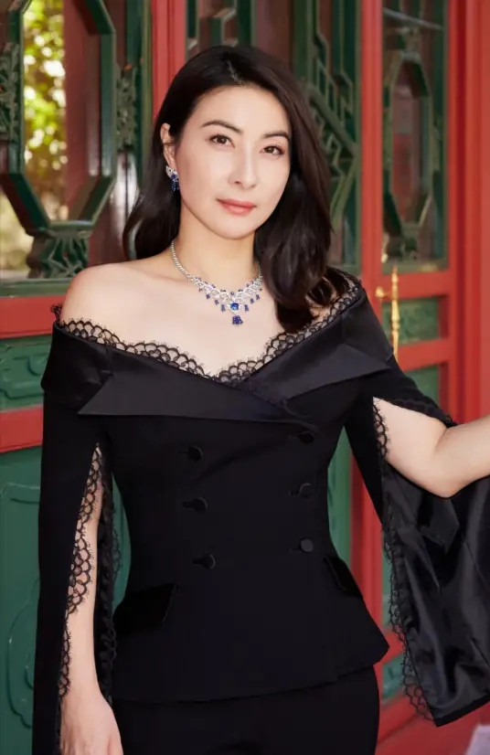 2012年，郭晶晶结婚时，郭父母退回1100万彩礼，和价值3亿的四合院。婚礼当天