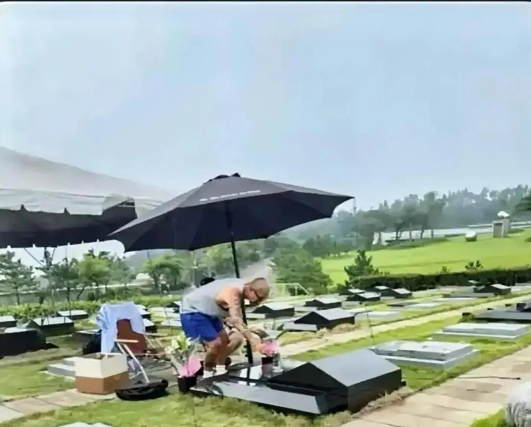 真爱是默默无闻的，我确信具骏晔是深爱大S的，有人说他的深情是装出来的，其实并非如