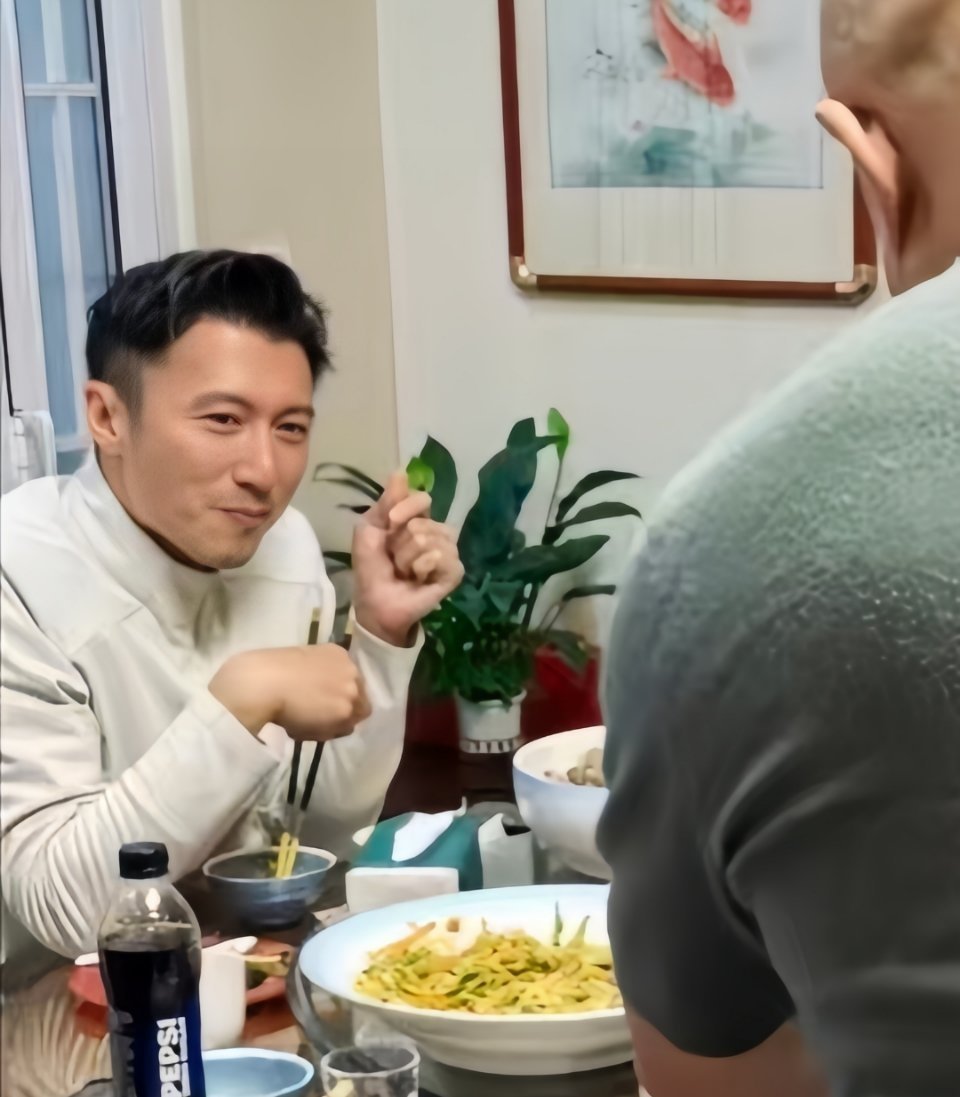 45岁谢霆锋现身哈尔滨和朋友聚餐，他的状态真好，梳着油头，看起来好帅气，完全没有