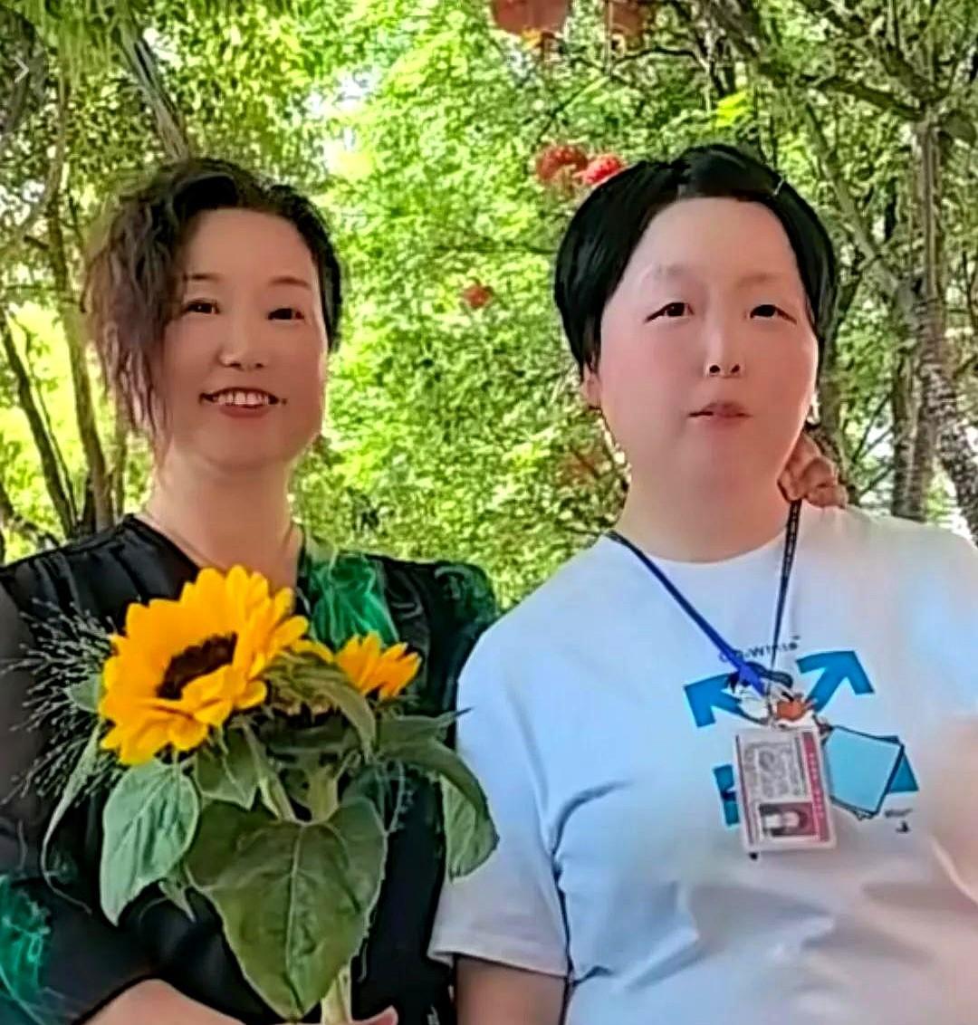 杜新枝今天发了与女儿的合影！大谈正义，想要安宁，笑对人生！老杜很喜欢晒与女儿