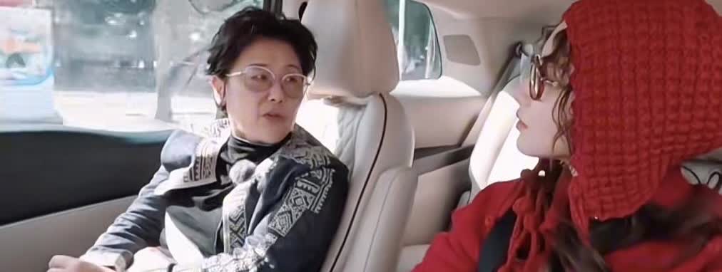 吃了这么久的瓜，终于吃到了黄圣依妈妈邓传理的瓜。黄圣依妈妈讲起自己的恋爱