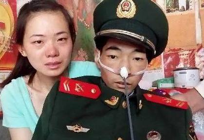 2014年，一张照片在网上传开，病床上的武警战士徐园，靠在妻子刘文丽怀里，他刚穿
