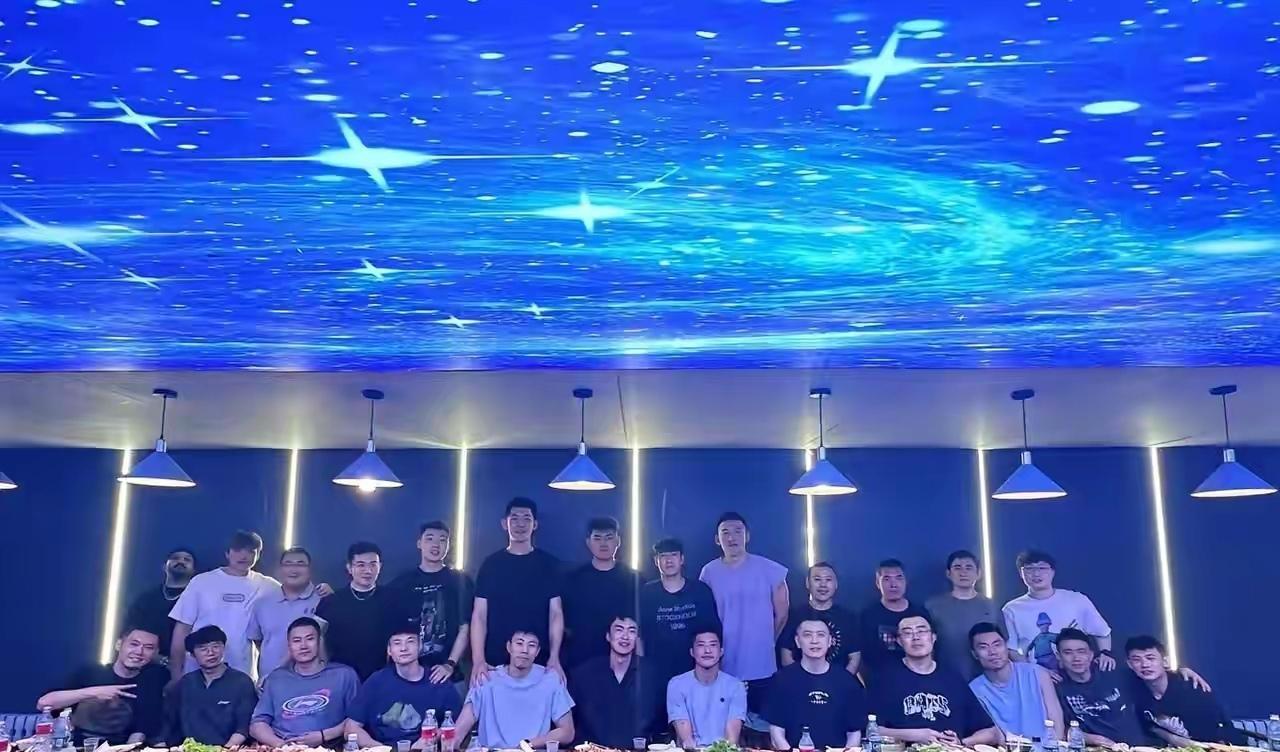 竞技体育是残酷的，终究是不能用情怀衡量！辽篮大家庭聚餐，也是散伙前的一次兄弟聚会