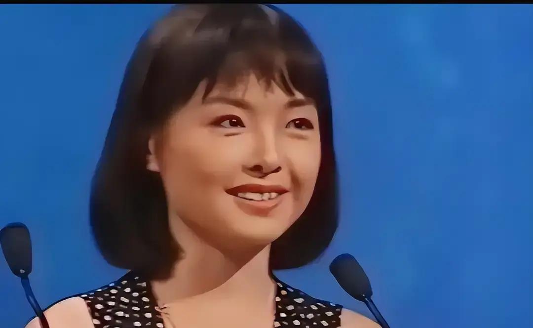 1993年央视导演面试，鲁豫盯着张晓海，开口第一句是：“你们有钱吗？”导演