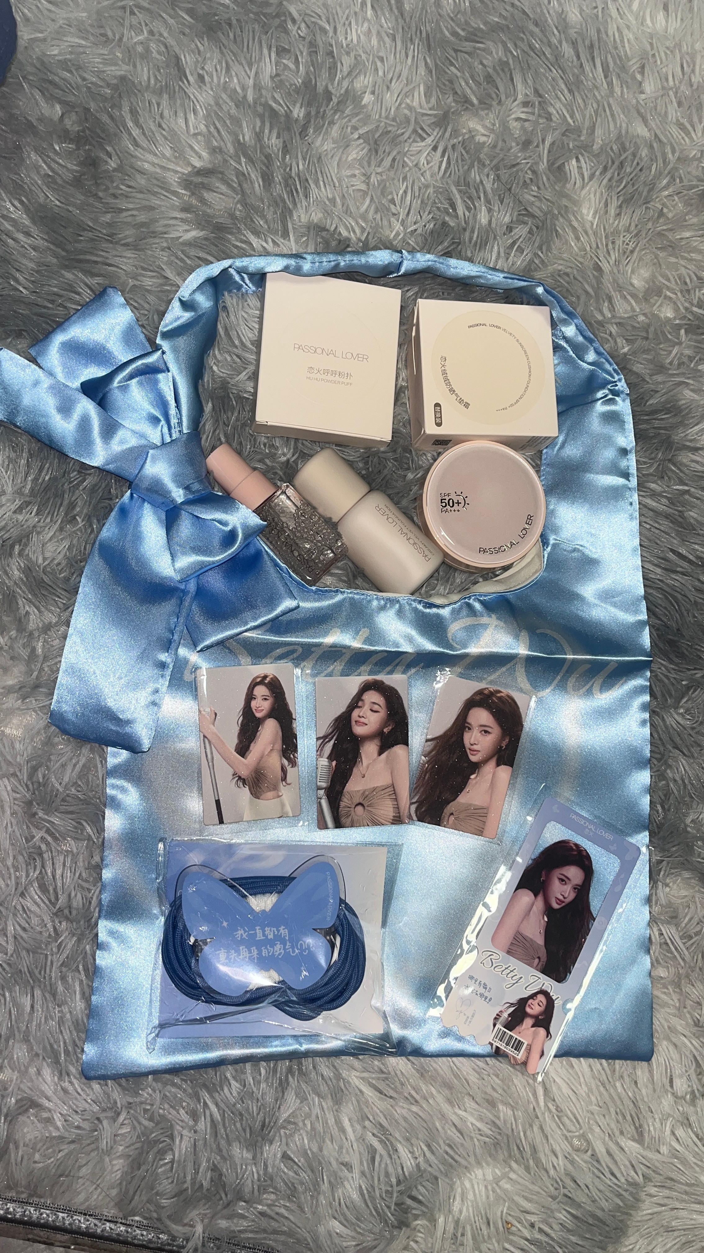 吴宣仪收到喽pl品牌代言人吴宣仪