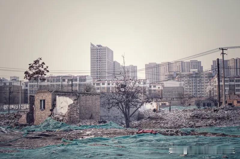 不管什么，楼市里面都是一些人会成为代价。就比如说。2015年棚改拆迁之前，没