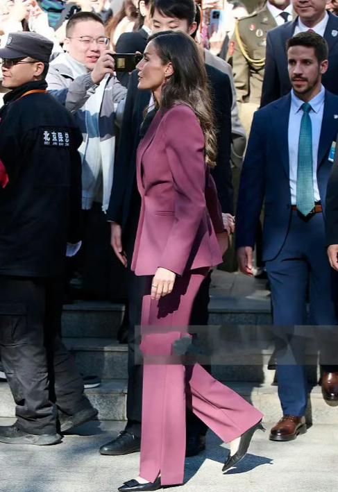 西班牙王后又换发型，一头波浪卷发披肩，尽显成熟女人味！11月13莱蒂齐亚在工作人