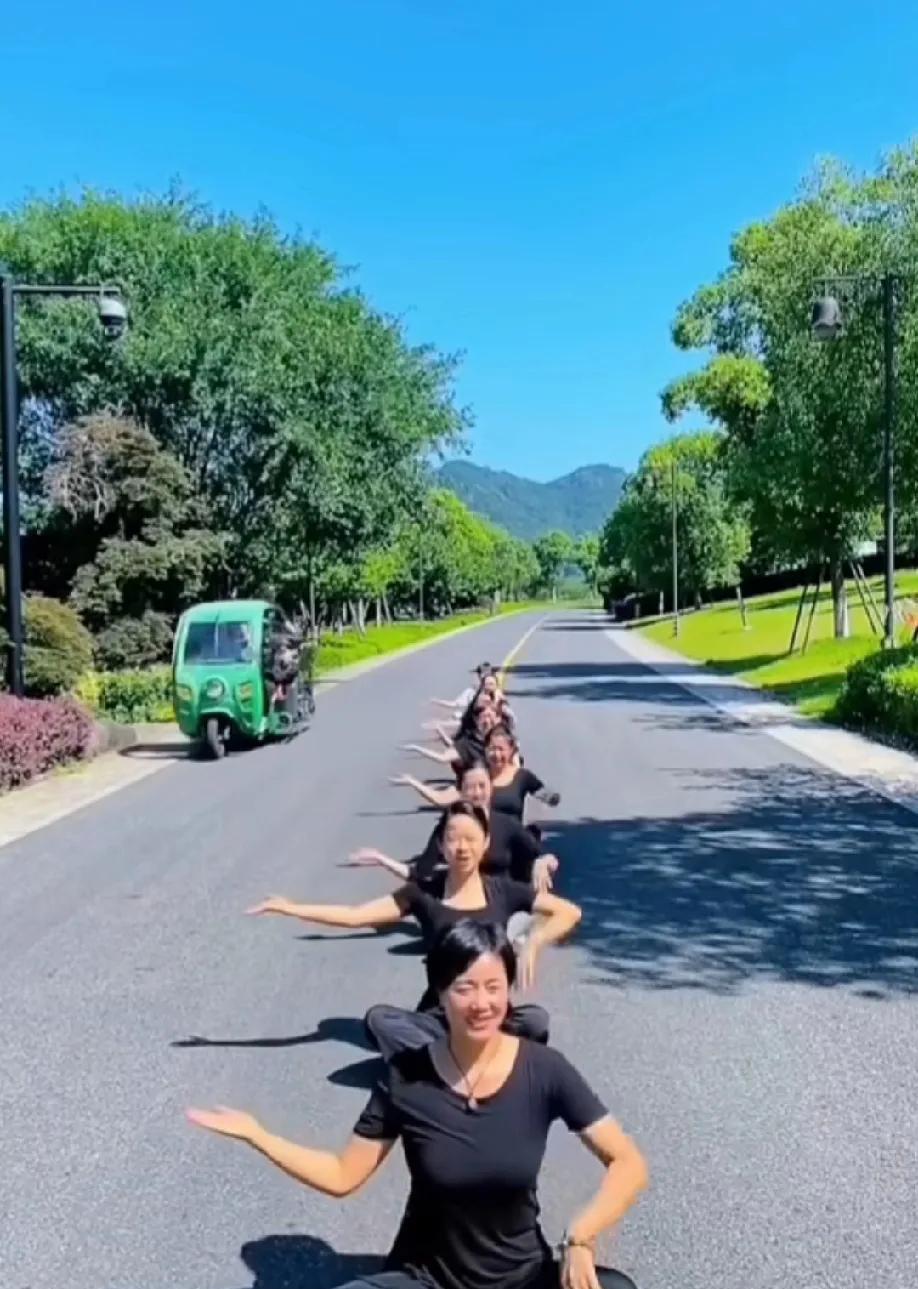 马路中间干这事？这算不算自己网爆自己？影响交通危害生命，还能笑的那么开心！居然