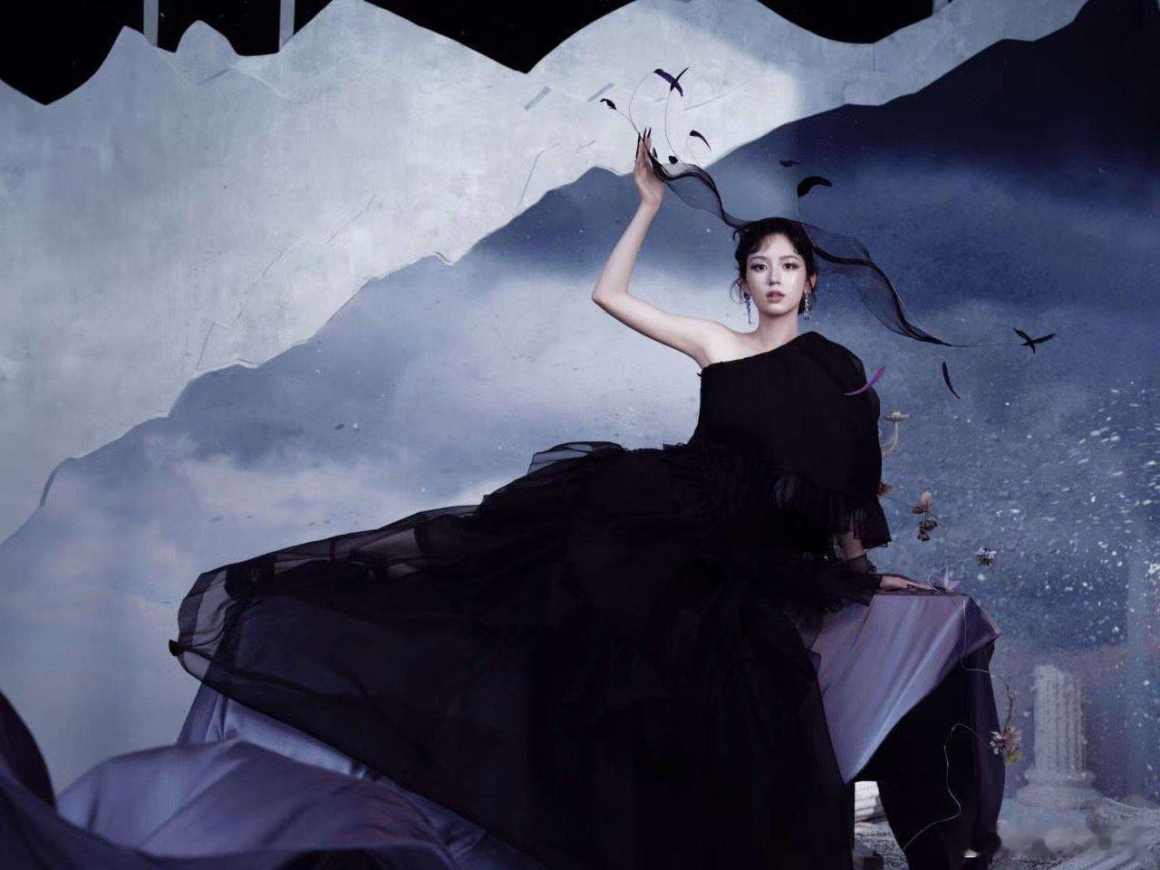 周也魔法女巫周也扮魔法女巫真的很可，适配度强，氛围感拉满，那种气质看着就很舒服