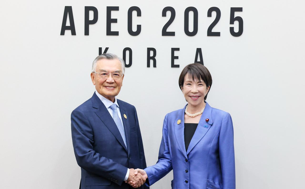 日本首相高市早苗今天(11月1日)傍晚写道:“11月1日,我接见了代表台湾出席亚