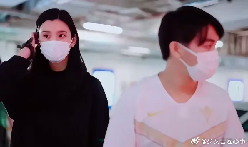 何猷君奚梦瑶机场生图流出，反差感直接拉满！奚梦瑶全黑套装平底鞋，超模气场全开，