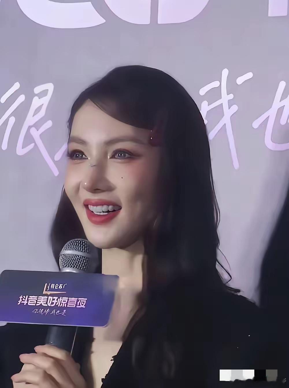 金晨估计做了幼态脸，距离上次变脸不到2个月，这回总不能甩锅给妆容吧？内娱圈子里最