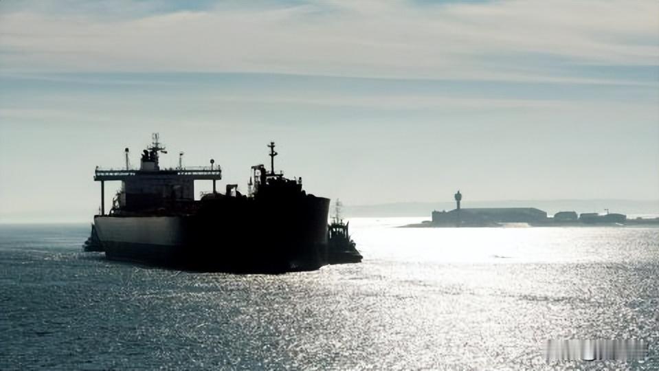 340万桶俄油堵在中国近海，印度退单美国制裁，中国为啥不接？12月17