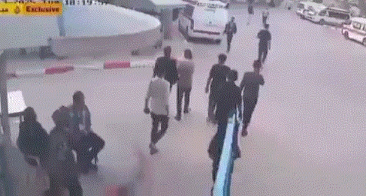 哈马斯刚释放美国人质，9枚钻地弹打中加沙医院，路人躲闪不及被炸飞在哈马斯释放