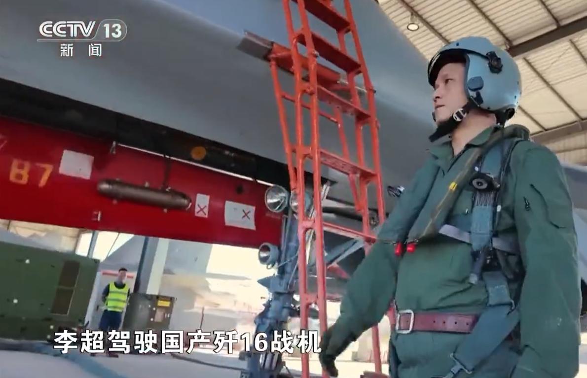 这次公开了，我军1架歼16战机，在海上近距离缠斗F-35！我军1架歼16战机，一