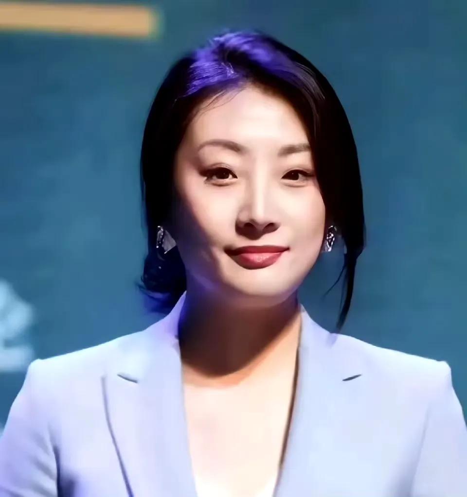 宗馥莉早就知道爸爸的事情，早就开始布局了，主持人问她：“爸爸是你的偶像吗？”宗馥