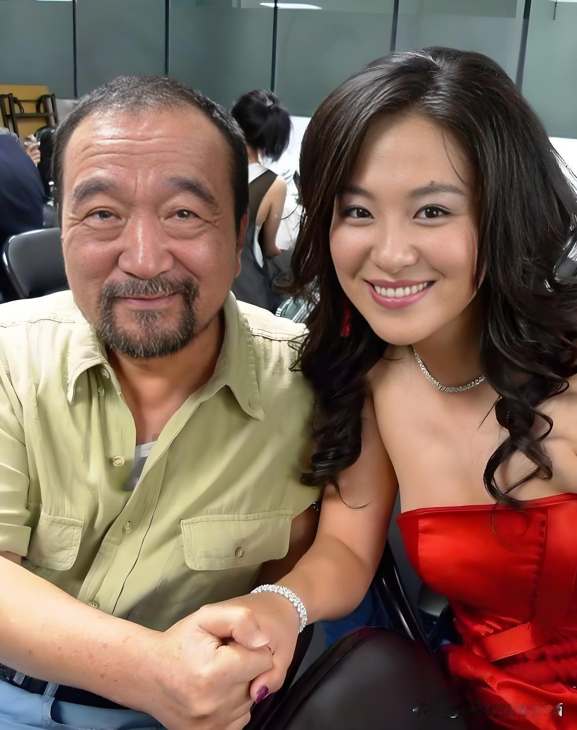 照片中右边这一位演员是人见人爱、花见花开的大明星沈傲君，老了还这么的迷人。一