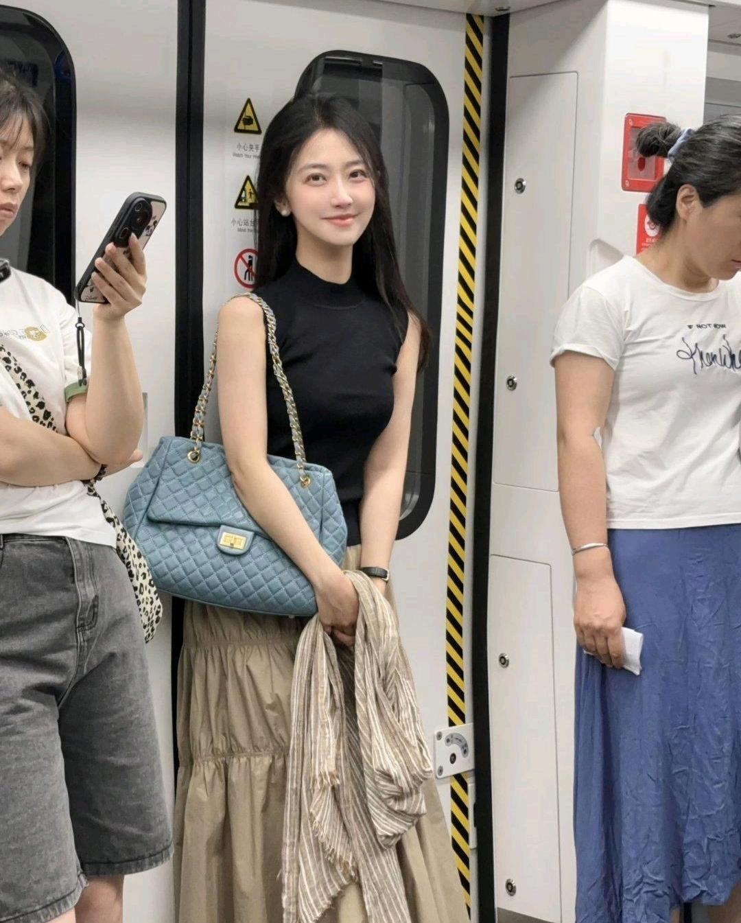 地铁遇到一个小姐姐在一直看我，是不是喜欢我？上周在地铁3号线，我直接冲人姑娘面