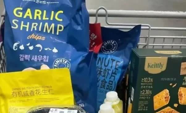 深圳一女子昨天下午去山姆购物脸可丢大了。她推着购物车结账时，收银员突然大叫一声，
