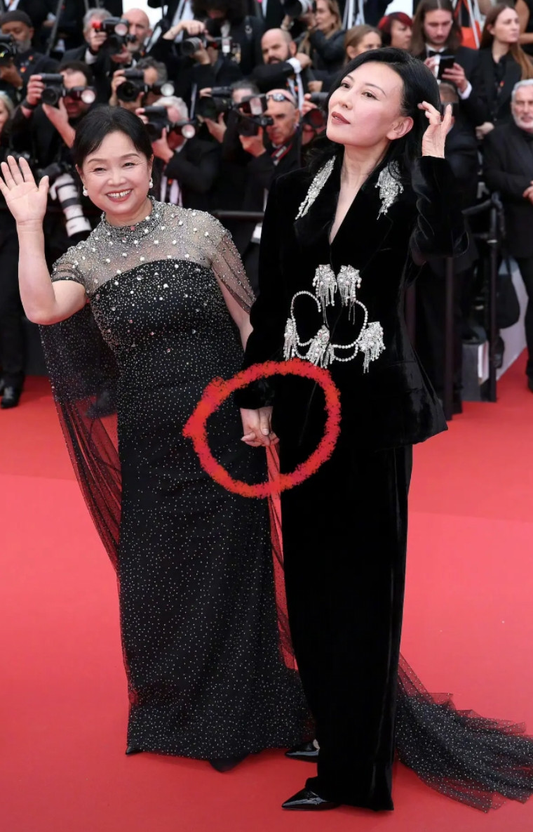 60岁的苏敏说，我出生在西藏，18岁回到河南，23岁嫁人，24岁生女儿，36岁和