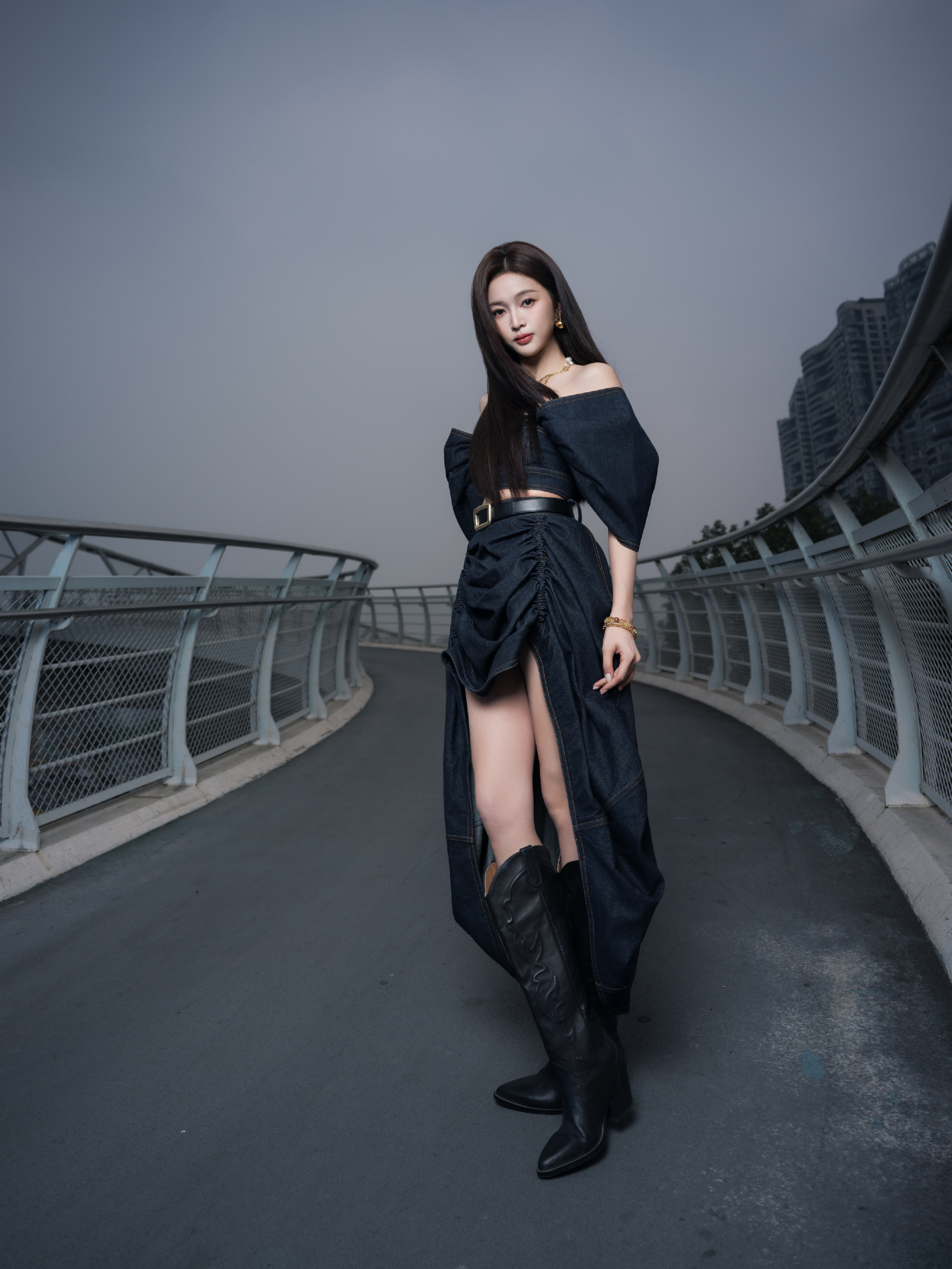 吴宣仪滥俗的歌舞台吴宣仪今日黑裙大长腿造型，真是又酷又美的小选。吴宣仪