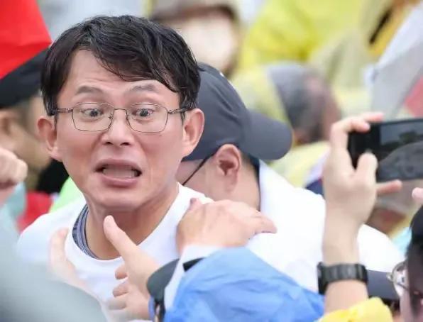 民进党最近又恨上黄国昌了。因为民进党在“立院”提出的国会修正法案，在进入二读时被