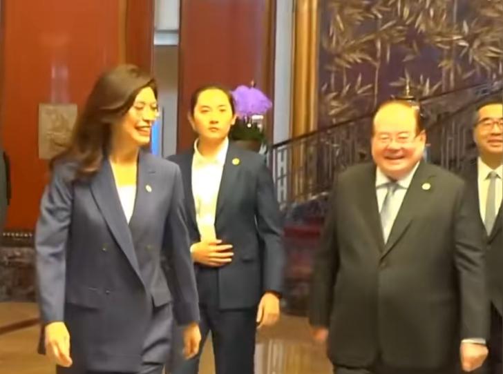 郑丽文今天参加本次行程中最重要的一场会见，她满面春风的离开了下榻的宾馆，登上了接