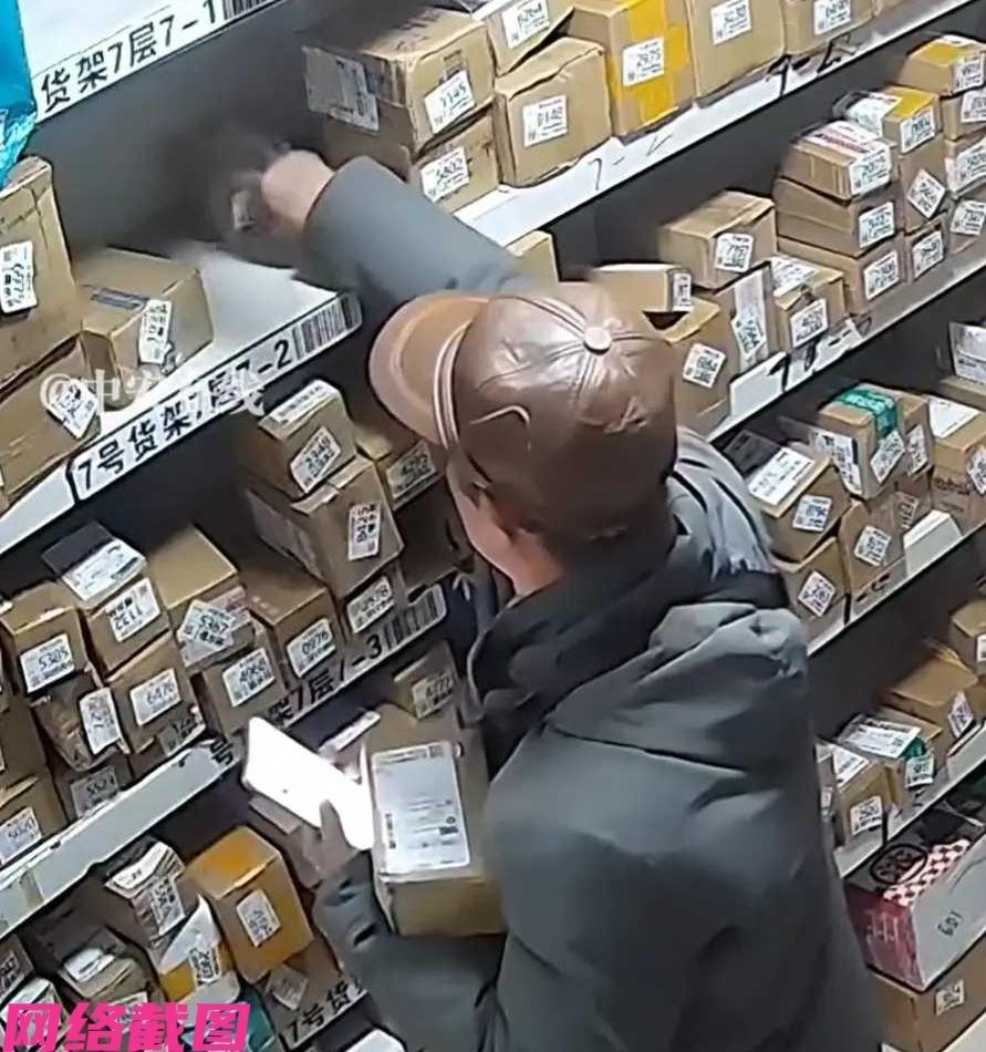 江苏有大爷去快递驿站取快递，可大爷拿到自己的快递后并没有离开。这里大爷做出了