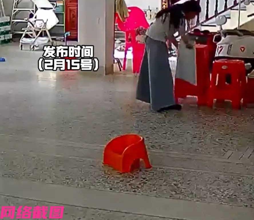 广东揭阳有女子在网上买了个野餐的垫子，收到快递后忙拆开查看，不料里面竟然还有其他